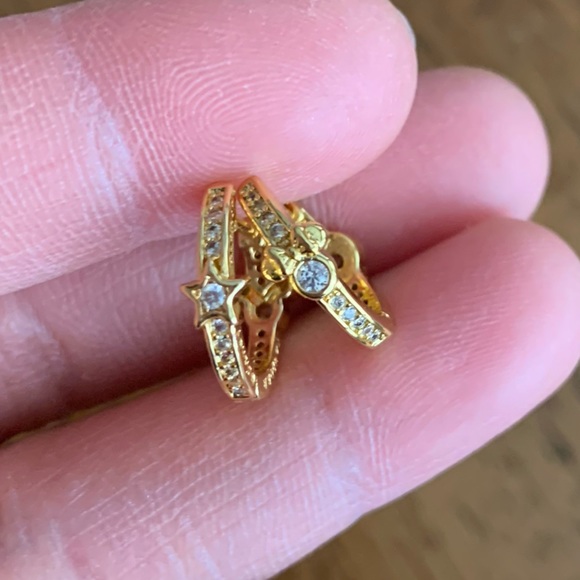 NWOT Disney Mickey Mouse & Minnie Mouse Sparkling Hoop Earrings Gold - Picture 8 of 9